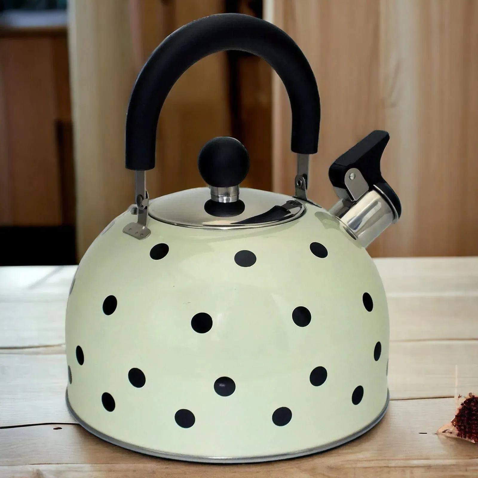 Voche 2.5 Litre Stainless Steel Whistling Stovetopv Kettle | Cream with Black Polka Dots