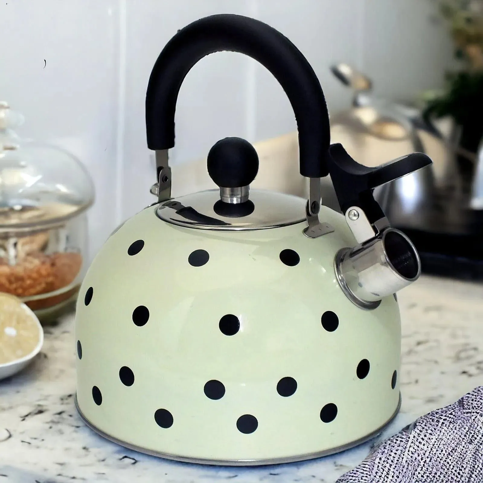 Voche 2.5 Litre Stainless Steel Whistling Stovetopv Kettle | Cream with Black Polka Dots