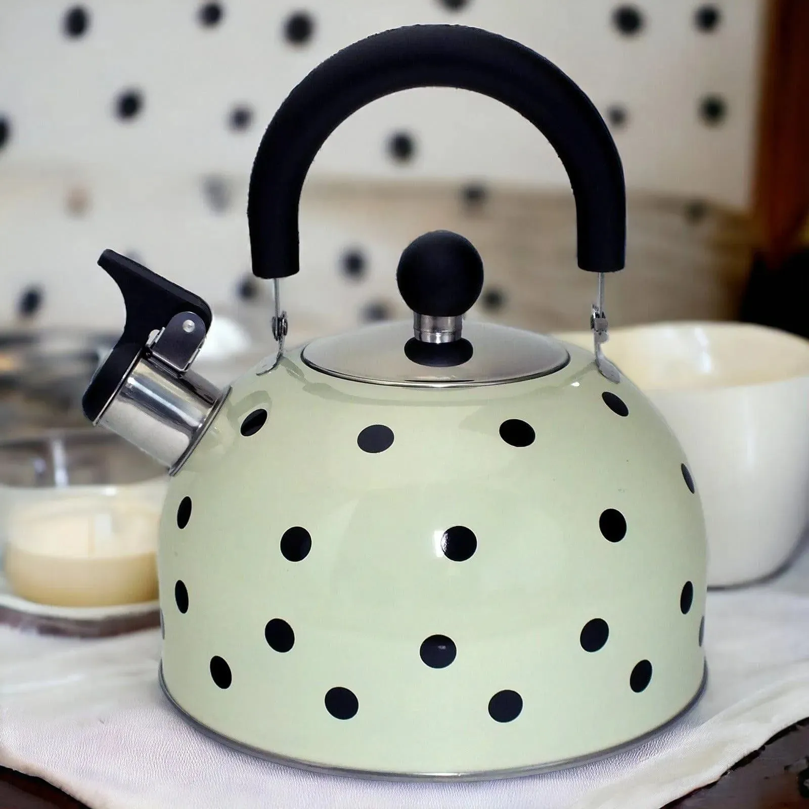 Voche 2.5 Litre Stainless Steel Whistling Stovetopv Kettle | Cream with Black Polka Dots
